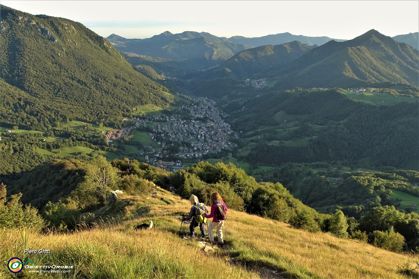 57 Scendiamo con vista sulla Val Serina e il Monte Gioco.JPG